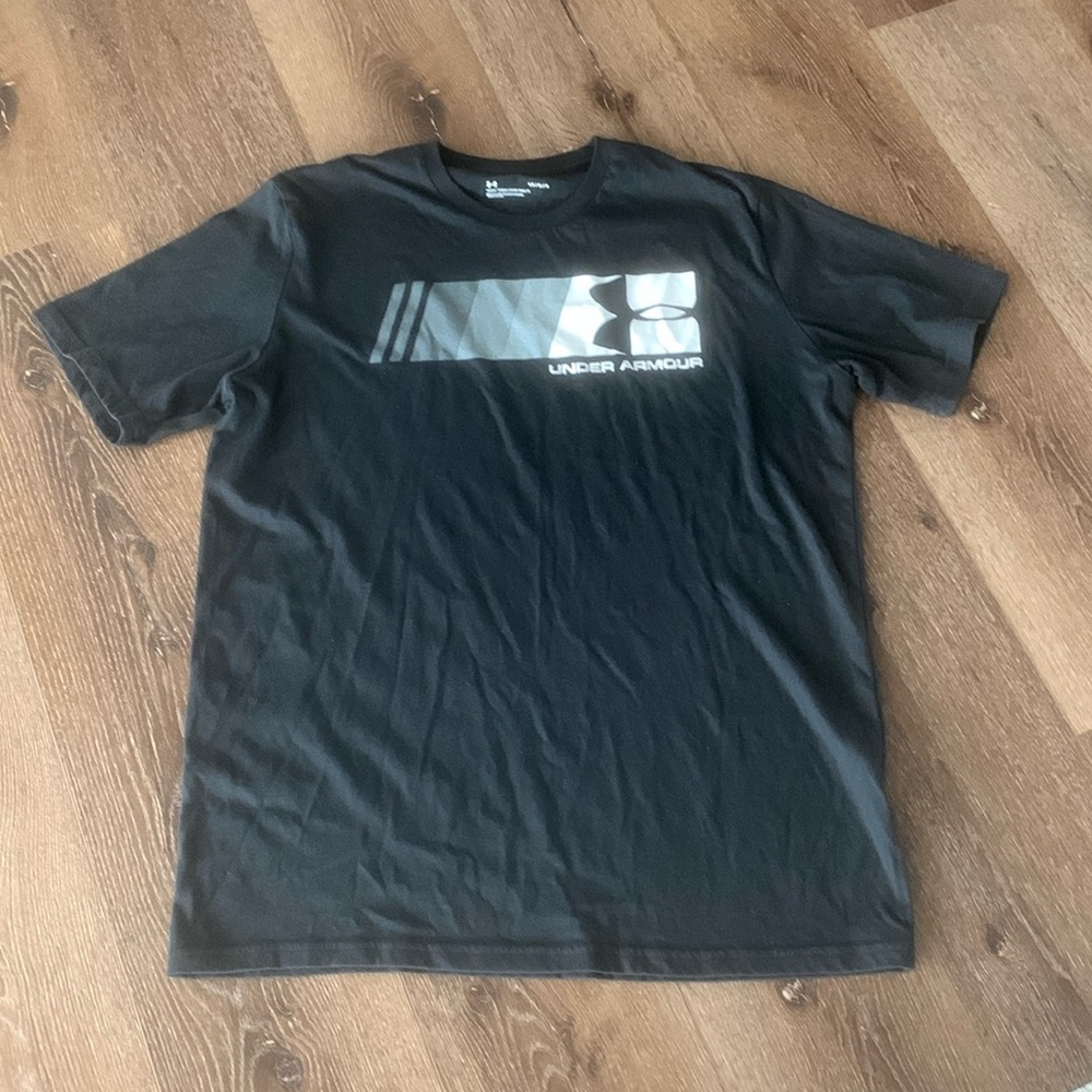 Men’s Under Armour T-Shirt. Black Graphic Tee. Size Large. Loose fit.
